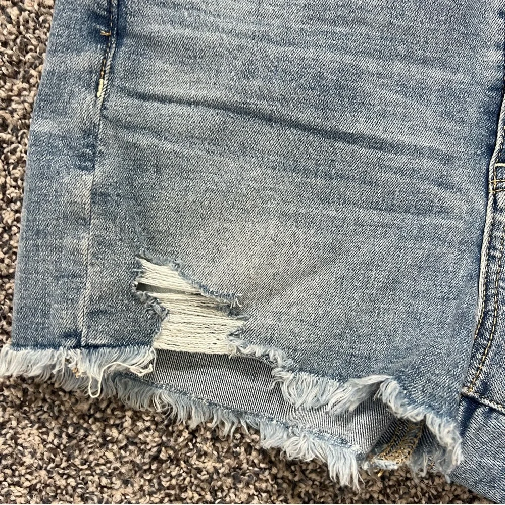 AE American Eagle Curvy Hi Rise Shortie Light Wash Jean Shorts - Picture 2 of 10